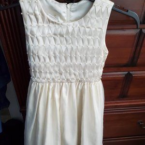 Girl Size 6 Beautiful White & Cream-Colored Lattice Ribboned And Pearl Gown